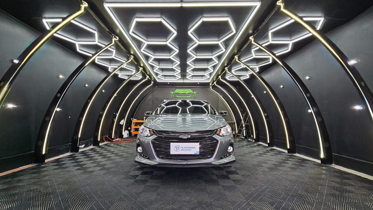 Chevrolet Onix LTZ Turbo Sedan - Imagen 2